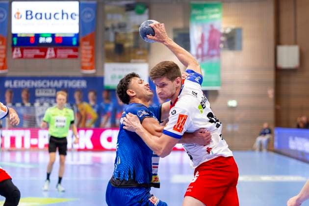 Lukas Kingsley Emdorf Nr 73, VfL Luebeck Schwartau vs Georg Pöhle Nr 94, HBW Balingen Weilstetten VfL Luebeck Schwartau vs HBW Balingen Weilstetten, Handball, 2 Bundesliga, 13 09 25 Luebeck Schleswig Holstein Germany Copyright: xAgentur54Gradx xFelixxKoenigx