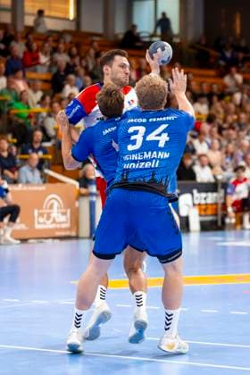 Merlin Fuß Nr 13, HBW Balingen Weilstetten vs Einar Nickelsen Nr 42, VfL Lübeck Schwartau and Thore Kjell Heinemann Nr 34, VfL Lübeck Schwartau VfL Luebeck Schwartau vs HBW Balingen Weilstetten, Handball, 2 Bundesliga, 13 09 25 Luebeck Schleswig Holstein Germany Copyright: xAgentur54Gradx xFelixxKoenigx