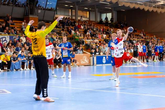 Sascha Pfattheicher No. 30, HBW Balingen Weilstetten attempting a seven-meter penalty against goalkeeper Paul Dreyer No. 12, VfL Lübeck Schwartau VfL Luebeck Schwartau vs HBW Balingen Weilstetten, Handball, 2 Bundesliga, 13 09 25 Luebeck Schleswig Holstein Germany Copyright: xAgentur54Gradx xFelixxKoenigx