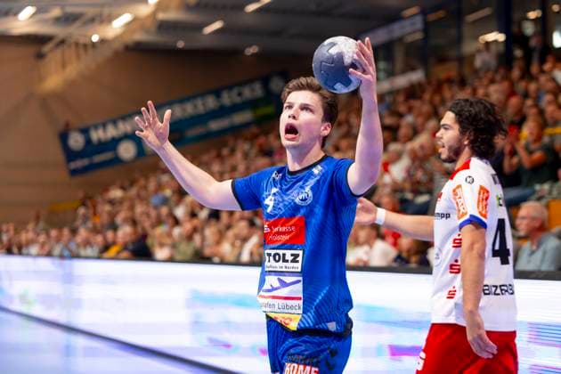 Paul Holzhacker Nr 4, VfL Luebeck Schwartau is dejected depressed disappointed VfL Luebeck Schwartau vs HBW Balingen Weilstetten, Handball, 2 Bundesliga, 13 09 25 Luebeck Schleswig Holstein Germany Copyright: xAgentur54Gradx xFelixxKoenigx