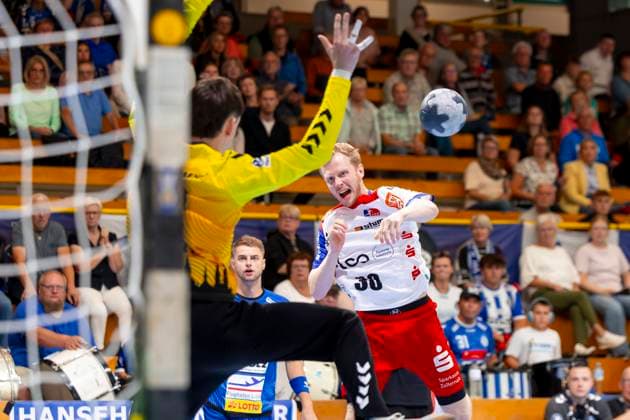 Sascha Pfattheicher Nr 30, HBW Balingen Weilstetten vs. goalkeeper Paul Dreyer Nr 12, VfL Lübeck Schwartau VfL Luebeck Schwartau vs. HBW Balingen Weilstetten, Handball, 2 Bundesliga, 13 09 25 Luebeck Schleswig Holstein Germany Copyright: xAgentur54Gradx xFelixxKoenigx