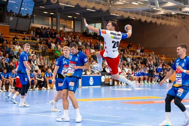 Tobias Heinzelmann Nr 28, HBW Balingen Weilstetten vs Ole Schramm Nr 13, VfL Luebeck Schwartau VfL Luebeck Schwartau vs HBW Balingen Weilstetten, Handball, 2 Bundesliga, 13 09 25 Luebeck Schleswig Holstein Germany Copyright: xAgentur54Gradx xFelixxKoenigx