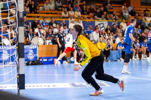 Goalkeeper Paul Dreyer Nr 12, VfL Luebeck Schwartau is dejected depressed disappointed VfL Luebeck Schwartau vs HBW Balingen Weilstetten, Handball, 2 Bundesliga, 13 09 25 Luebeck Schleswig Holstein Germany Copyright: xAgentur54Gradx xFelixxKoenigx