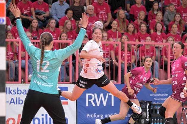 Kaho Nakayama BSV Sachsen Zwickau, 59 against Marie Kristin Weiss TusSies Metzingen, 12 in goal TusSies Metzingen vs BSV Sachsen Zwickau, handball, Alsco HBF, 3 league matchday, 2025 2026 season, 13 09 2025 TusSies Metzingen vs BSV Sachsen Zwickau, handball, Alsco HBF, 3 league matchday, 2025 2026 season, 13 09 2025 Tuebingen Copyright: xEibner-Pressefoto TobiasxBaurx EP_TBR