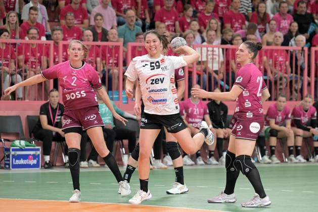 Kaho Nakayama BSV Sachsen Zwickau, 59 against Selina Lindemann TusSies Metzingen, 02 and Svenja Huebner TusSies Metzingen, 26 TusSies Metzingen vs BSV Sachsen Zwickau, Handball, Alsco HBF, 3 League Matchday, Season 2025 2026, 13 09 2025 TusSies Metzingen vs BSV Sachsen Zwickau, Handball, Alsco HBF, 3 League Matchday, Season 2025 2026, 13 09 2025 Tuebingen Copyright: xEibner-Pressefoto TobiasxBaurx EP_TBR