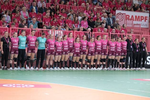 TusSies Metzingen stand together in a minutes silence before the game TusSies Metzingen vs BSV Sachsen Zwickau, Handball, Alsco HBF, 3 League matchday, Season 2025 2026, 13 09 2025 TusSies Metzingen vs BSV Sachsen Zwickau, Handball, Alsco HBF, 3 League matchday, Season 2025 2026, 13 09 2025 Tuebingen Copyright: xEibner-Pressefoto TobiasxBaurx EP_TBR