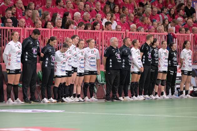 BSV Sachsen Zwickau stand together in a minutes silence before the game TusSies Metzingen vs BSV Sachsen Zwickau, Handball, Alsco HBF, 3 League Matchday, Season 2025 2026, 13 09 2025 TusSies Metzingen vs BSV Sachsen Zwickau, Handball, Alsco HBF, 3 League Matchday, Season 2025 2026, 13 09 2025 Tuebingen Copyright: xEibner-Pressefoto TobiasxBaurx EP_TBR