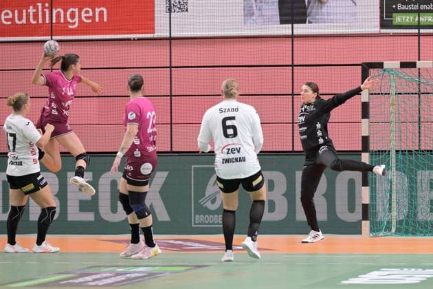 Barbara Viktoria Gyoeri BSV Sachsen Zwickau, 54 in goal against Lois van Vliet TusSies Metzingen, 44 TusSies Metzingen vs BSV Sachsen Zwickau, handball, Alsco HBF, 3 league matchday, 2025 2026 season, 13 09 2025 TusSies Metzingen vs BSV Sachsen Zwickau, handball, Alsco HBF, 3 league matchday, 2025 2026 season, 13 09 2025 Tuebingen Copyright: xEibner-Pressefoto TobiasxBaurx EP_TBR