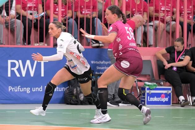 Silje Brons Petersen BSV Sachsen Zwickau, 23 vs Carolin Huebner TusSies Metzingen, 56 TusSies Metzingen vs BSV Sachsen Zwickau, Handball, Alsco HBF, 3 League Matchday, Season 2025 2026, 13 09 2025 TusSies Metzingen vs BSV Sachsen Zwickau, Handball, Alsco HBF, 3 League Matchday, Season 2025 2026, 13 09 2025 Tuebingen Copyright: xEibner-Pressefoto TobiasxBaurx EP_TBR