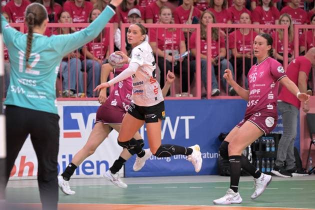 Silje Brons Petersen BSV Sachsen Zwickau, 23 vs Carolin Huebner TusSies Metzingen, 56 TusSies Metzingen vs BSV Sachsen Zwickau, Handball, Alsco HBF, 3 League Matchday, Season 2025 2026, 13 09 2025 TusSies Metzingen vs BSV Sachsen Zwickau, Handball, Alsco HBF, 3 League Matchday, Season 2025 2026, 13 09 2025 Tuebingen Copyright: xEibner-Pressefoto TobiasxBaurx EP_TBR