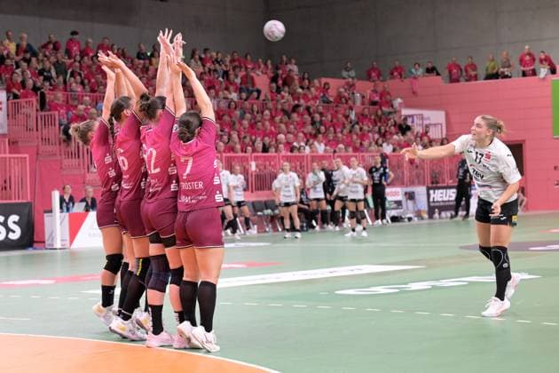 Charlotte Kaehr BSV Sachsen Zwickau, 17 against the block of TusSies TusSies Metzingen vs BSV Sachsen Zwickau, handball, Alsco HBF, 3 league matchday, season 2025 2026, 13 09 2025 TusSies Metzingen vs BSV Sachsen Zwickau, handball, Alsco HBF, 3 league matchday, season 2025 2026, 13 09 2025 Tuebingen Copyright: xEibner-Pressefoto TobiasxBaurx EP_TBR