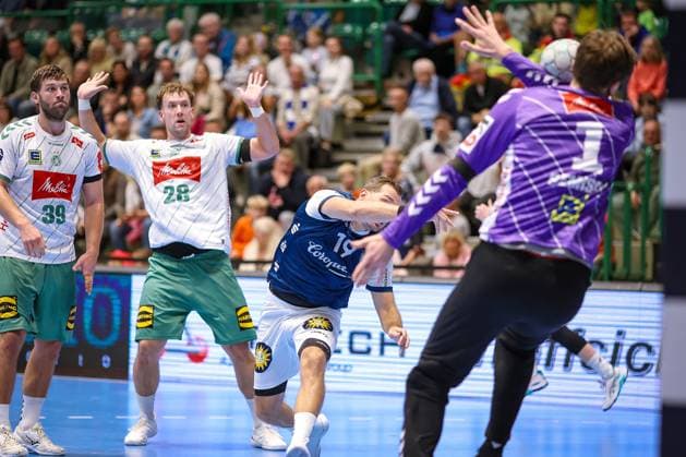 13 09 2025, Handball, HBL, Bergischer HC TSV GWD Minden, Unihalle Wuppertal Tomas Babak BHC 19 throws at the goal of goalkeeper Malte Semisch GWD Minden 01 and hits him in the face North Rhine-Westphalia Germany