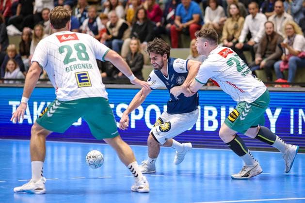 13 09 2025, Handball, HBL, Bergischer HC TSV GWD Minden, Unihalle Wuppertal Eloy Morante Maldonado BHC 33 is tied up by Tom Bergner GWD Minden 28 and Philipp Vorlicek GWD Minden 22 North Rhine-Westphalia Germany