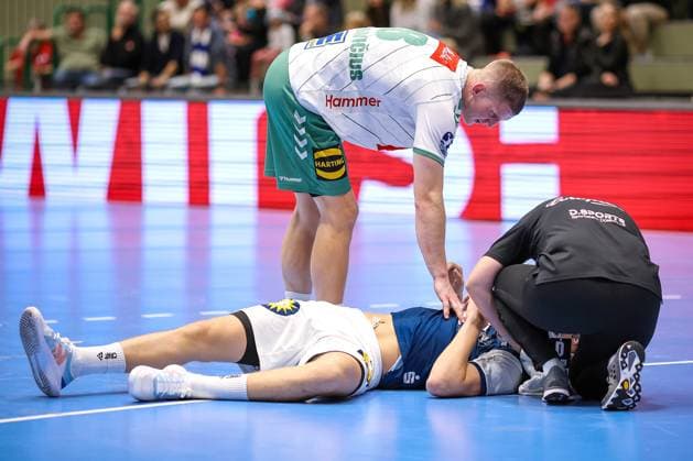 13 09 2025, Handball, HBL, Bergischer HC TSV GWD Minden, Unihalle Wuppertal Red card for Karolis Antanavicius GWD Minden 08 after foul play on Soeren Steinhaus BHC 53 Apologizes North Rhine-Westphalia Germany