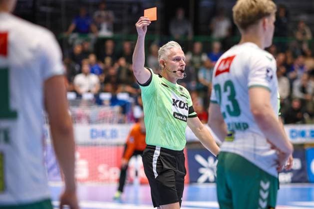 13 09 2025, Handball, HBL, Bergischer HC TSV GWD Minden, Unihalle Wuppertal Referee Tobias Tönnies red card for Karolis Antanavicius GWD Minden 08 after foul on Soeren Steinhaus BHC 53 North Rhine-Westphalia Germany