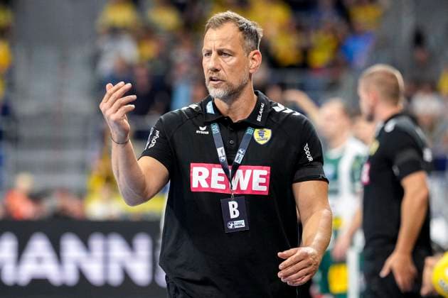 Maik Machulla coach, head coach, RNL , gives instructions, gestures, gesticulates with arms, single picture, single photo, action, action, 13 09 2025, Mannheim Germany , Handball, Bundesliga, Rhein Neckar Löwen ThSV Eisenach xozx