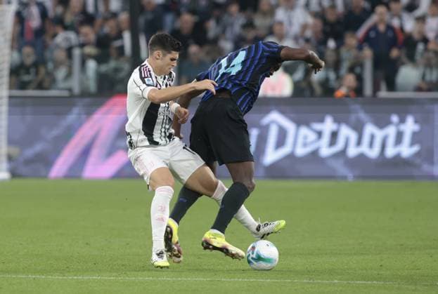 Vasilije Adzic of Juventus FC and Ange-Yoan Bonny of FC Inter fighting for the ball during the Italian Serie A season 2025-2026, football match between Juventus FC and FC Inter, on 13 September 2025 at Allianz stadium, Turin, Italy. Photo Nderim KACELI  Copyright: xNderimxKaceli IPAxSportx xipa-agency.netx xx IPA_64797132 IPA_Agency_IPA64797132
