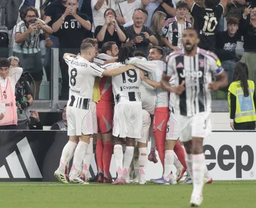 Vasilije Adzic of Juventus FC celebrating with team mates after a goal during the Italian Serie A season 2025-2026, football match between Juventus FC and FC Inter, on 13 September 2025 at Allianz stadium, Turin, Italy. Photo Nderim KACELI  Copyright: xNderimxKaceli IPAxSportx xipa-agency.netx xx IPA_64797191 IPA_Agency_IPA64797191