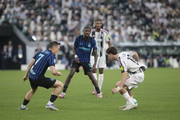 Kenan Yildiz of Juventus FC and Piotr Zieli?ski of FC Inter during the Italian Serie A season 2025-2026, football match between Juventus FC and FC Inter, on 13 September 2025 at Allianz stadium, Turin, Italy. Photo Nderim KACELI  Copyright: xNderimxKaceli IPAxSportx xipa-agency.netx xx IPA_64797086 IPA_Agency_IPA64797086