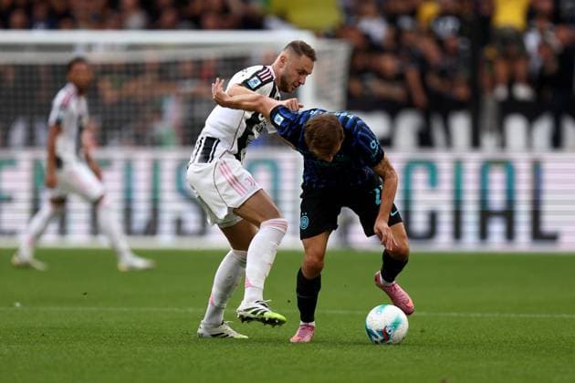 Teun Koopmeiners (Juventus Fc) und Nicolo Barella (Fc Internazionale) battle for the ball, Serie A, Juventus FC v FC Internazionale, Allianz Stadium, September 13, 2025, Turin, Italy.