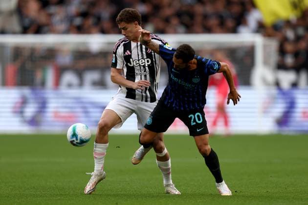 Hakan Calhanoglu (Fc Internazionale) und Kenan Yildiz (Juventus FC) battle for the ball, Serie A, Juventus FC v FC Internazionale, Allianz Stadium, September 13, 2025, Turin, Italy.