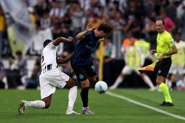 Carlos Augusto (Fc Internazionale) und Pierre Kalulu (Juventus FC) battle for the ball, Serie A, Juventus FC v FC Internazionale, Allianz Stadium, September 13, 2025, Turin, Italy.