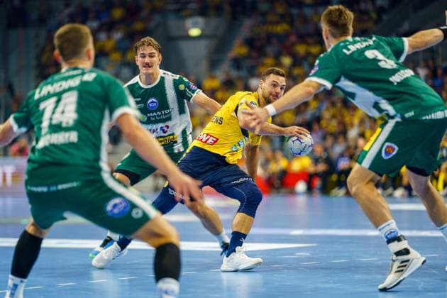 Dani Baijens 77 Rhein Neckar Löwen throws the ball on goal while Peter Walz 14 ThSV Eisenach and Max Beneke 9 ThSV Eisenach defend Dani Baijens 77 Rhein Neckar Löwen throws on goal Copyright: xspeedshotx xLukasxTrunkx