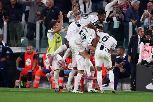 Vasilije Adzic (Juventus Fc) celebrates after scoring his team s fourth goal with team mates, Serie A, Juventus FC v FC Internazionale, Allianz Stadium, September 13, 2025, Turin, Italy.