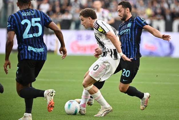 Juventus v Inter Milan - Serie A TURIN, ITALY, SEPTEMBER 13: Kenan Yildiz (C), of Juventus, is challenged by Manuel Akanji (L) and Hakan Calhanoglu (R), of Inter Milan, during the Serie A football match between Juventus and Inter Milan at the Allianz Stadium in Turin, Italy, on September 13, 2025. Isabella Bonotto Anadolu Turin Italy. Editorial use only. Please get in touch for any other usage.  Copyright: x2025xAnadoluxIsabellaxBonottox