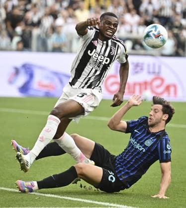 Juventus v Inter Milan - Serie A TURIN, ITALY, SEPTEMBER 13: Pierre Kalulu (L), of Juventus, is tackled by Carlos Augusto (R), of Inter Milan, during the Serie A football match between Juventus and Inter Milan at the Allianz Stadium in Turin, Italy, on September 13, 2025. Isabella Bonotto Anadolu Turin Italy. Editorial use only. Please get in touch for any other usage.  Copyright: x2025xAnadoluxIsabellaxBonottox