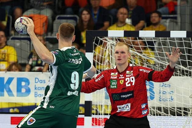 13 09 2025, xrekx, Handball Daikin HBL, Rhein Neckar Loewen ThSV Eisenach v l 7m Max Beneke ThSV Eisenach fails to David Späth Spaeth Rhein Necker Loewen DFL DFB REGULATIONS PROHIBIT ANY USE OF PHOTOGRAPHS as IMAGE SEQUENCES and or QUASI VIDEO Mannheim