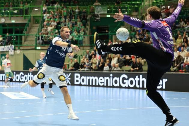GER, 1 HBL Bergischer HC vs GWD Minden 13 09 2025, Unihalle, Wuppertal, GER, 1 HBL Bergischer HC vs GWD Minden, pictured holding the ball from TomaÅ¡ Babak BHC 19 , Malte Semisch TBV Lemgo 1 , nordphotoxGmBHx xMeuter nph00351