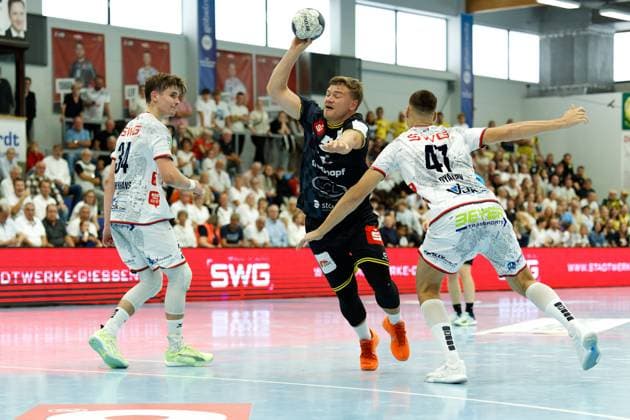 Paul Kompenhans TV 05 07 Huettenberg, 34 Falk Kolodziej HSG Krefeld Niederrhein, 05 Danil Dyatlov TV 05 07 Huettenberg, 47 TV 05 07 Huettenberg vs HSG Krefeld Niederrhein, Handball, 2 Handball Bundesliga, 03 Matchday, Season 2025 2026, 13 09 25 TV 05 07 Huettenberg vs HSG Krefeld Niederrhein, Handball, 2 Handball Bundesliga, 03 Matchday, Season 2025 2026, 13 09 25 Huettenberg Copyright: xEibner-Pressefoto JoergxHeinrichx EP_JHR