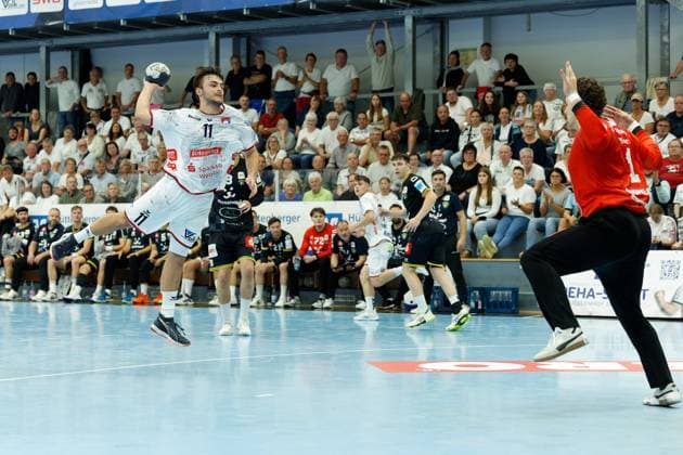 Lasse Ohl TV 05 07 Huettenberg, 11 vs Finn Ruespeler HSG Krefeld Niederrhein, 01 TV 05 07 Huettenberg vs HSG Krefeld Niederrhein, Handball, 2 Handball Bundesliga, 03 Matchday, Season 2025 2026, 13 09 25 TV 05 07 Huettenberg vs HSG Krefeld Niederrhein, Handball, 2 Handball Bundesliga, 03 Matchday, Season 2025 2026, 13 09 25 Huettenberg Copyright: xEibner-Pressefoto JoergxHeinrichx EP_JHR