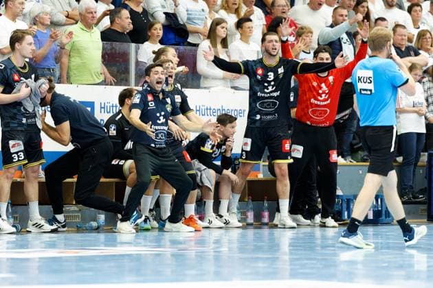 Lack of understanding for referee decision on the bench of HSG Krefeld Niederrhein TV 05 07 Huettenberg vs HSG Krefeld Niederrhein, Handball, 2 Handball Bundesliga, Matchday 03, Season 2025 2026, 13 09 25 TV 05 07 Huettenberg vs HSG Krefeld Niederrhein, Handball, 2 Handball Bundesliga, Matchday 03, Season 2025 2026, 13 09 25 Huettenberg Copyright: xEibner-Pressefoto JoergxHeinrichx EP_JHR