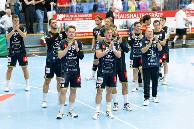 HSG Krefeld Niederrhein players thank the fans who traveled with them TV 05 07 Huettenberg vs HSG Krefeld Niederrhein, Handball, 2 Handball Bundesliga, Matchday 03, Season 2025 2026, 13 09 25 TV 05 07 Huettenberg vs HSG Krefeld Niederrhein, Handball, 2 Handball Bundesliga, Matchday 03, Season 2025 2026, 13 09 25 Huettenberg Copyright: xEibner-Pressefoto JoergxHeinrichx EP_JHR