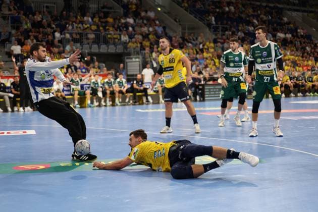 13 09 2025, xrekx, Handball Daikin HBL, Rhein Neckar Loewen ThSV Eisenach v l Matija Spikic ThSV Eisenach Dani Baijens Rhein Necker Loewen DFL DFB REGULATIONS PROHIBIT ANY USE OF PHOTOGRAPHS as IMAGE SEQUENCES and or QUASI VIDEO Mannheim