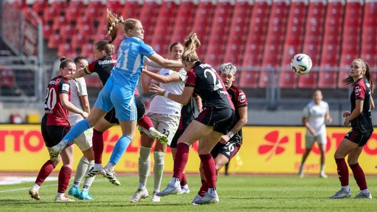 from left Larissa Rusek goalkeeper, 1 FC Nürnberg, 21 is on the ball in front of Hanna Nemeth SV Werder Bremen, 23, THE DFB GUIDELINES PROHIBIT ANY USE OF PHOTOGRAPHS AS IMAGE SEQUENCES AND OR QUASI VIDEO DFB REGULATIONS PROHIBIT ANY USE OF PHOTOGRAPHS AS IMAGE SEQUENCES AND OR QUASI VIDEO , 13 09 2025, Nuremberg Germany , Soccer, Google Pixel Womens Bundesliga, 1 FC Nuremberg SV Werder Bremen xobx