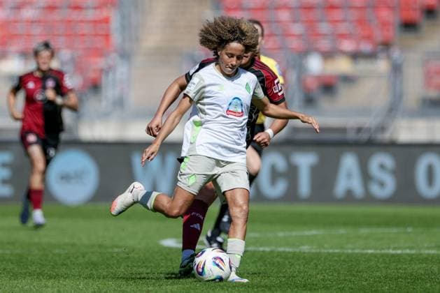 Amira Arfaoui SV Werder Bremen, 8 on the ball, single image, full body, action, action, match scene, THE DFB GUIDELINES PROHIBIT ANY USE OF PHOTOGRAPHS AS IMAGE SEQUENCES AND OR QUASI VIDEO DFB REGULATIONS PROHIBIT ANY USE OF PHOTOGRAPHS AS IMAGE SEQUENCES AND OR QUASI VIDEO , 13 09 2025, Nuremberg Germany , Soccer, Google Pixel Womens Bundesliga, 1 FC Nuremberg SV Werder Bremen xobx