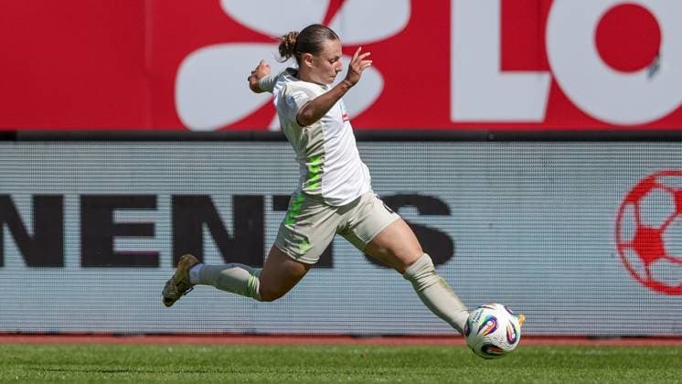 Chiara D Angelo SV Werder Bremen, 2 on the ball, cropped image, single image, full body, action, action, match scene, THE DFB REGULATIONS PROHIBIT ANY USE OF PHOTOGRAPHS AS IMAGE SEQUENCES AND OR QUASI VIDEO , 13 09 2025, Nuremberg Germany , Football, Google Pixel Womens Bundesliga, 1 FC Nürnberg SV Werder Bremen xobx
