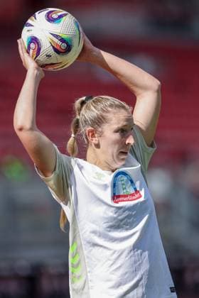 Kaylie Ronan SV Werder Bremen, 4 at throw-in, action, action, match scene, THE DFB GUIDELINES PROHIBIT ANY USE OF PHOTOGRAPHS AS IMAGE SEQUENCES AND OR QUASI VIDEO, 13 09 2025, Nuremberg Germany , Football, Google Pixel Women Bundesliga, 1 FC Nuremberg SV Werder Bremen xobx