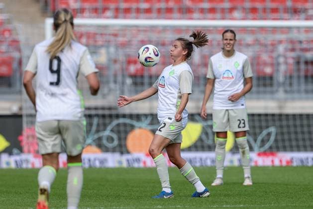 Rieke Dieckmann SV Werder Bremen, 22 on the ball, single image, full body, action, action, match scene, THE DFB GUIDELINES PROHIBIT ANY USE OF PHOTOGRAPHS AS IMAGE SEQUENCES AND OR QUASI VIDEO DFB REGULATIONS PROHIBIT ANY USE OF PHOTOGRAPHS AS IMAGE SEQUENCES AND OR QUASI VIDEO , 13 09 2025, Nuremberg Germany , Soccer, Google Pixel Womens Bundesliga, 1 FC Nuremberg SV Werder Bremen xobx
