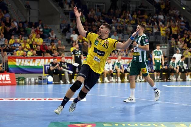 13 09 2025, xrekx, Handball Daikin HBL, Rhein Neckar Loewen ThSV Eisenach v l Halil Jaganjac Rhein Necker Loewen celebrates his goal with the fans DFL DFB REGULATIONS PROHIBIT ANY USE OF PHOTOGRAPHS as IMAGE SEQUENCES and or QUASI VIDEO Mannheim