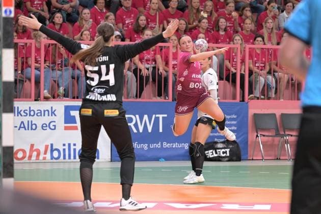 Sabrina Troester TusSies Metzingen, 07 vs Barbara Viktoria Gyoeri BSV Sachsen Zwickau, 54 in goal TusSies Metzingen vs BSV Sachsen Zwickau, handball, Alsco HBF, 3 league matchday, 2025 2026 season, 13 09 2025 TusSies Metzingen vs BSV Sachsen Zwickau, handball, Alsco HBF, 3 league matchday, 2025 2026 season, 13 09 2025 Tuebingen Copyright: xEibner-Pressefoto TobiasxBaurx EP_TBR