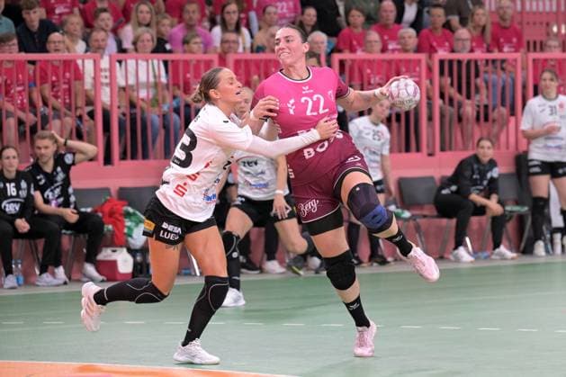 Gabriela Clausson Bitolo TusSies Metzingen, 22 vs Silje Brons Petersen BSV Sachsen Zwickau, 23 TusSies Metzingen vs BSV Sachsen Zwickau, handball, Alsco HBF, 3 league matchday, 2025 2026 season, 13 09 2025 TusSies Metzingen vs BSV Sachsen Zwickau, handball, Alsco HBF, 3 league matchday, 2025 2026 season, 13 09 2025 Tuebingen Copyright: xEibner-Pressefoto TobiasxBaurx EP_TBR