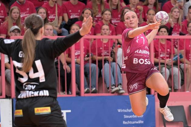 Sabrina Troester TusSies Metzingen, 07 vs Barbara Viktoria Gyoeri BSV Sachsen Zwickau, 54 in goal TusSies Metzingen vs BSV Sachsen Zwickau, handball, Alsco HBF, 3 league matchday, 2025 2026 season, 13 09 2025 TusSies Metzingen vs BSV Sachsen Zwickau, handball, Alsco HBF, 3 league matchday, 2025 2026 season, 13 09 2025 Tuebingen Copyright: xEibner-Pressefoto TobiasxBaurx EP_TBR