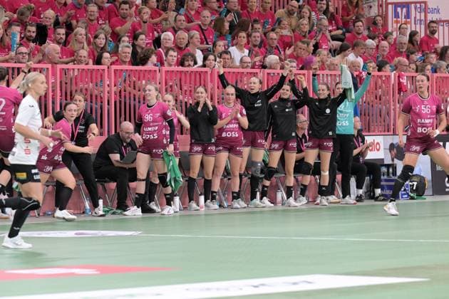 Cheers on the TusSies bench TusSies Metzingen vs BSV Sachsen Zwickau, handball, Alsco HBF, 3 league matchday, 2025 2026 season, 13 09 2025 TusSies Metzingen vs BSV Sachsen Zwickau, handball, Alsco HBF, 3 league matchday, 2025 2026 season, 13 09 2025 Tuebingen Copyright: xEibner-Pressefoto TobiasxBaurx EP_TBR
