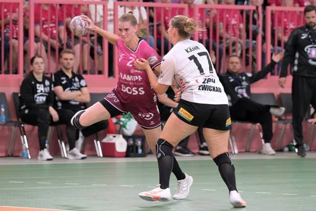 Selina Lindemann TusSies Metzingen, 02 vs Charlotte Kaehr BSV Sachsen Zwickau, 17 TusSies Metzingen vs BSV Sachsen Zwickau, Handball, Alsco HBF, 3 League Matchday, Season 2025 2026, 13 09 2025 TusSies Metzingen vs BSV Sachsen Zwickau, Handball, Alsco HBF, 3 League Matchday, Season 2025 2026, 13 09 2025 Tuebingen Copyright: xEibner-Pressefoto TobiasxBaurx EP_TBR