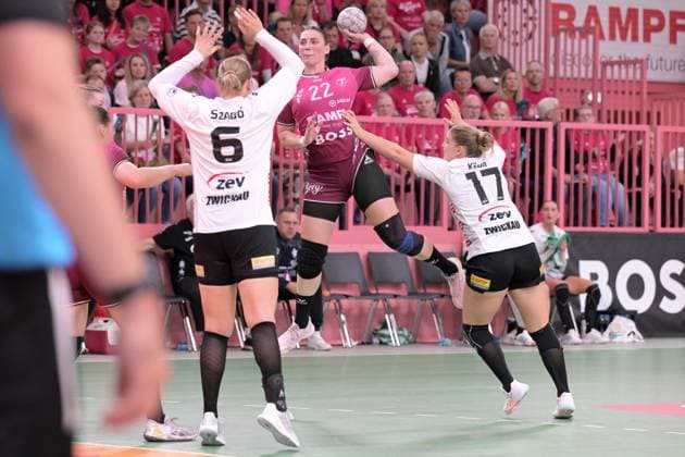 Gabriela Clausson Bitolo TusSies Metzingen, 22 against Laura Szabo BSV Sachsen Zwickau, 06 and Charlotte Kaehr BSV Sachsen Zwickau, 17 TusSies Metzingen vs BSV Sachsen Zwickau, Handball, Alsco HBF, 3 League Matchday, Season 2025 2026, 13 09 2025 TusSies Metzingen vs BSV Sachsen Zwickau, Handball, Alsco HBF, 3 League Matchday, Season 2025 2026, 13 09 2025 Tuebingen Copyright: xEibner-Pressefoto TobiasxBaurx EP_TBR