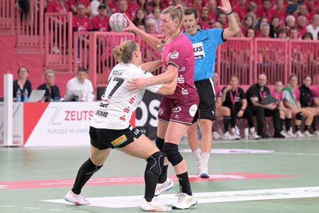 Naina Klein TusSies Metzingen, 09 vs Charlotte Kaehr BSV Sachsen Zwickau, 17 TusSies Metzingen vs BSV Sachsen Zwickau, handball, Alsco HBF, 3 league matchday, 2025 2026 season, 13 09 2025 TusSies Metzingen vs BSV Sachsen Zwickau, handball, Alsco HBF, 3 league matchday, 2025 2026 season, 13 09 2025 Tuebingen Copyright: xEibner-Pressefoto TobiasxBaurx EP_TBR
